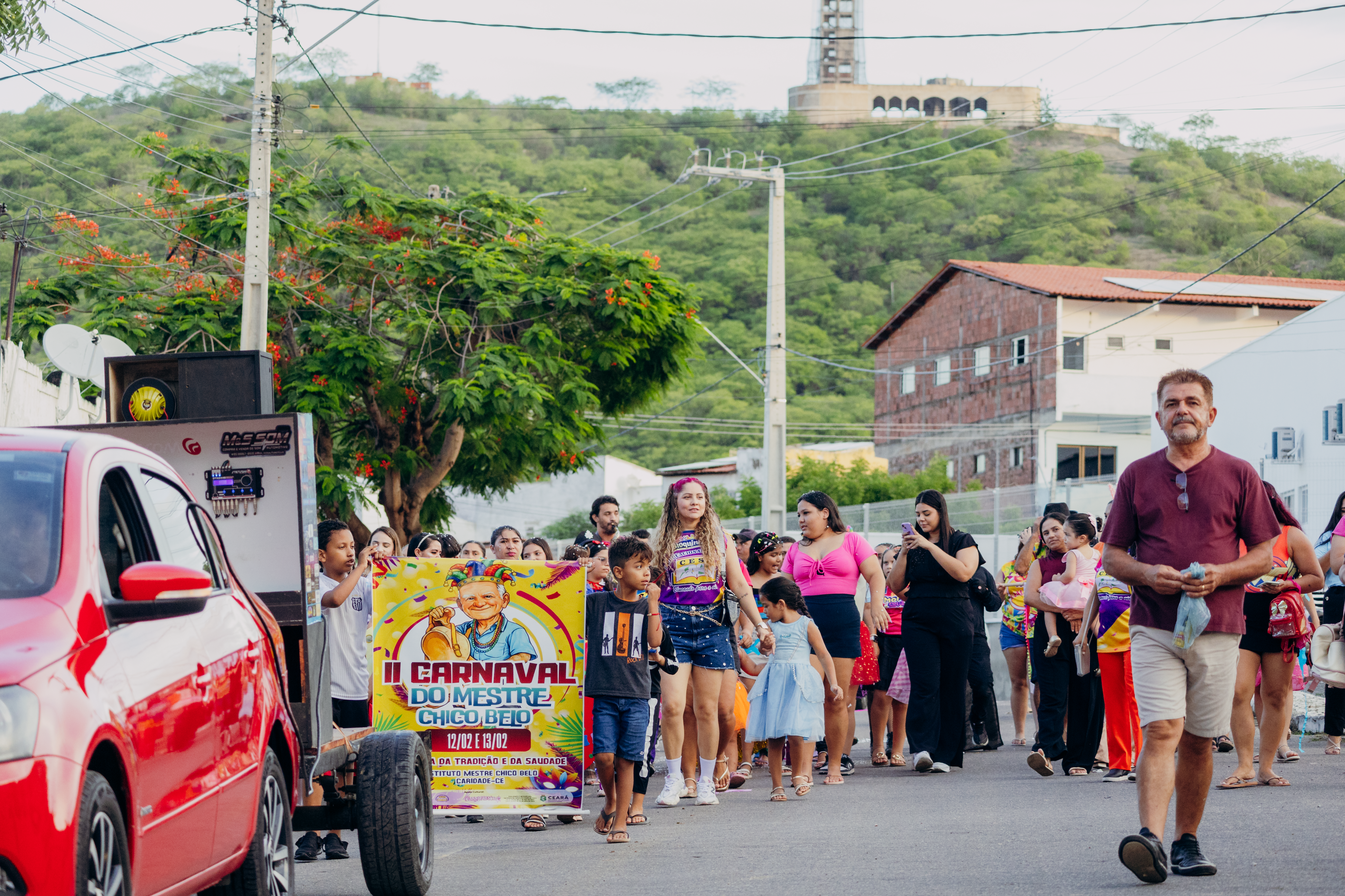 Crianças brincando de jogos tradicionais
